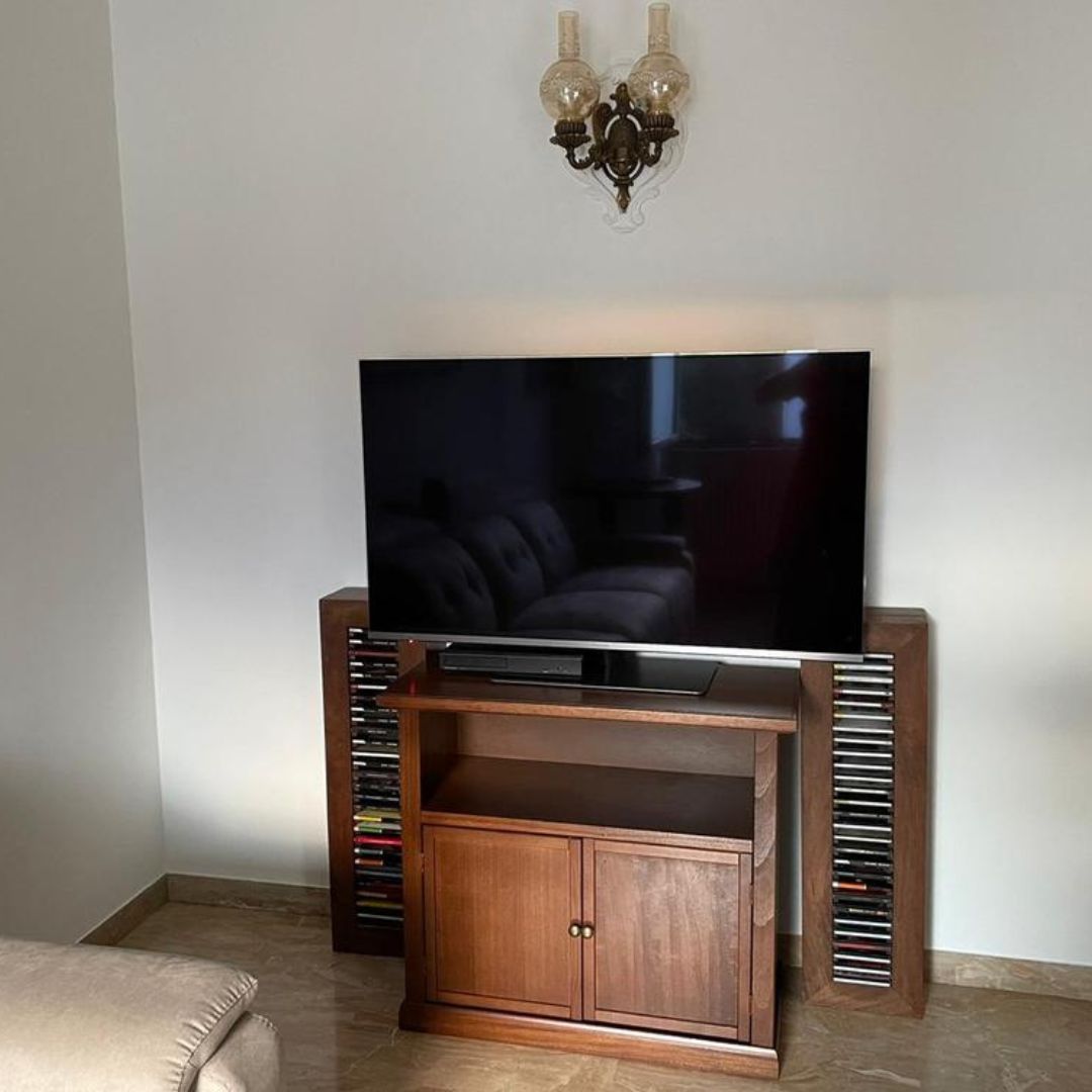 Mobiletto porta TV in legno noce scuro, vista laterale con vano e ante
